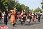 開幕式で伝統的な踊りを演じるザオ民族、モン民族、ハ・ニィ民族の少女たち
