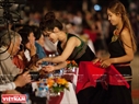 Молодые девушки нагорья Тайнгуен дарят бронзовые браслеты гостям на вечере гонгов Центрального нагорья.