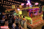 国際連合は、主な宗教の祭について、国際的に認知されるべき祝祭を公式に認定している。仏教のウェーサーカ祭は、１９９９年に認定された。それを受けて、国際的な仏教団体がウェーサーカ祭を祝うイベントを開催している。 ５月９日の夜、ベトナム中央仏教協会は２０１７年釈迦の誕生日を歓迎する仏舎利の行列を行った。
