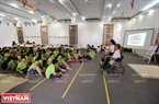 “手拉手-心连心”体验式教育活动由越KYM股份公司和越南妇女博物馆联合举行，让小朋友深入了解残疾人的生活和工作。