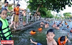 NhữLa zona de baño para niños está protegida por cercas de hierro.