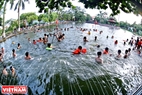 河内市怀德县杨柳乡天村池塘占地700平方米，被改造成免费游泳池。