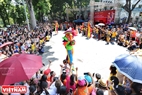 Đoàn nghệ sĩ biểu diễn những tiết mục đi cà kheo tại phố Hàng Khay. Ảnh: Trần Thanh Giang