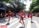 充满热情和活力的舞蹈节目成为街头狂欢节的亮点。本报记者 陈清江 摄
