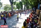 杂技团在黎太祖街表演，赢得市民和游客的热烈鼓舞。报记者陈清江摄