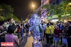 Một chương trình biểu diễn nghệ thuật đường phố phục vụ người dân và du khách tới đón năm mới 2018. Ảnh: Thông Hải