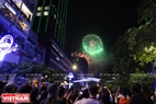 Người dân và du khách quốc tế cũng nhau thưởng thức những màn bắn pháo hoa chào đón năm mới 2018 tại phố đi bộ Nguyễn Huệ, TP. Hồ Chí Minh. Ảnh: Thông Hải