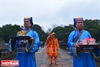 Deux mandarins portant des seaux officiels de la dynastie des Nguyên. Photo. Thanh Hoa