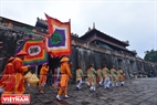 Avant d’entrer dans Thế Miếu, la procession est passée par la porte Ngọ Môn, porte principale de la cité impériale de Huê. Photo: Thanh Hoa