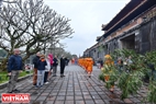 许多外国游客前来观看立幡竿仪式。本报记者清和 摄
