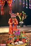 Nghệ nhân Phạm Duy Quang thực hiện nghi lễ “Vọng én” với những động tác thuần thục.