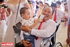Niềm vui của anh Trần Văn Tuấn (Thanh Hóa) bên con trai nhỏ trong ngày hạnh phúc của đời mình.