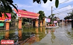 UBND xã Nam Phương Tiến bị ngập trong nước nhưng vẫn luôn mở cửa để tiếp nhận đồ cứu trợ của bên ngoài cho người dân.