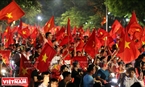 En el centro de Hanoi, las calles estaban cubriendo solamente único color rojo de la bandera nacional. Foto: Tat Son 