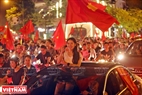 ベトナムオリンピックサッカーチームの勝利を歓迎するために、グオム湖の地域に集中するファンたち。撮影:タット・ソン