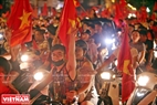 ベトナムオリンピックサッカーチームの勝利に対する誇りを表す人々。撮影:コン・ダット