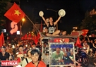 ベトナムオリンピックサッカーチームの勝利に対する誇りを表す人々。撮影:コン・ダット