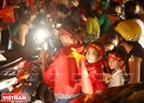 通りで、ベトナムオリンピックサッカーチームの勝利を歓迎する子供たち。撮影:タイン・ザン