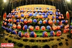 Сотни масок висят, чтобы создать уникальное пространство праздника Середины осени.
