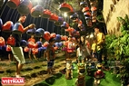 小朋友参加越南传统游戏。