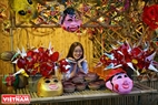 年轻人也喜欢在中秋节玩具旁拍照。