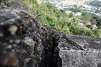 碉堡周围还遗留许多在悬崖上的混凝土大块。
