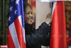 行棉街居民挂旗欢迎美朝领导人第二次会晤。本报记者越强摄