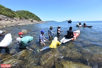 រើសសំរាមនិងបោសសម្អាត នៅឆ្នេរសមុទ្រ ដាដែន (Da Den)