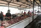 Mặt hàng lương thực là mặt hàng thiết yếu vẫn được bày bán tại các khu chợ. Ảnh: Trịnh Bộ