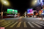 Mới 8 giờ tối nhưng đường Lê Duẩn, khu phố thương mại sầm uất nhất Đà Nẵng đã vắng hoe. Ảnh: Thanh Hòa