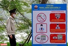Lực lượng bảo vệ túc trực bên Hồ Gươm vận động người dân không tụ tập thành nhóm đông người. Ảnh: Việt Cường
