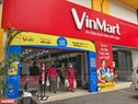 Siêu thị Vinmart trên đường Thái Thịnh mở cửa bán đồ thiết yếu phục vụ người dân. Ảnh: Công Đạt