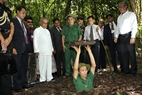 Ngày 17/9/2014, Tổng thống Ấn Độ Pranab Mukherjee thăm Khu di tích địa đạo Củ Chi, Thành phố Hồ Chí Minh. Ảnh: Thanh Vũ – TTXVN
