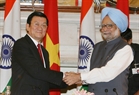 Prime Minister Manmohan Singh welcomes and holds talks with President Truong Tan Sang in New Delhi on October 12, 2011. The Vietnamese leader was on a State-level visit to India. Photo: Nguyen Khang/VNA 
