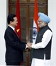 Prime Minister Manmohan Singh welcomes and holds talks with Prime Minister Nguyen Tan Dung in New Delhi on July 6, 2007. The Vietnamese government leader was on an official visit to India. Photo: Duc Tam/VNA 