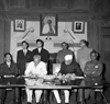 Ngày 7/2/1958, tại Thủ đô New Delhi, Chủ tịch Hồ Chí Minh và Thủ tướng Jawaharlal Nehru ký Tuyên bố chung Việt Nam – Ấn Độ. Ảnh: Tư liệu – TTXVN