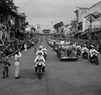 Nhân dân Thủ đô Hà Nội đứng dọc hai bên đường, nồng nhiệt chào mừng Tổng thống Ấn Độ Prasad thăm hữu nghị Việt Nam (22/3/1959). Ảnh: TTXVN