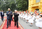 Party General Secretary and President Nguyen Phu Trong hosts a welcome ceremony in Hanoi on November 20, 2018 for Indian President Ram Nath Kovind upon the Indian leader’s arrival in Vietnam for State visit. Photo: Tri Dung/VNA

