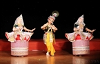 Các vũ công đoàn nghệ thuật Viện Hàn lâm nhạc vũ kịch quốc gia Sangeet Natak Ấn Độ biểu diễn Múa cổ điển Ấn Độ (Đà Nẵng, 11/3/2014). Ảnh: Trần Lê Lâm – TTXVN

