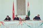 Ngày 1/5/2003, tại New Delhi, Tổng Bí thư Nông Đức Mạnh và Thủ tướng Atal Bihari Vajpayee chứng kiến Lễ ký "Tuyên bố chung về Khuôn khổ Hợp tác Toàn diện giữa Việt Nam và Ấn Độ bước vào thế kỷ XXI". Ảnh: Xuân Tuân – TTXVN

