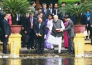 Thủ tướng Nguyễn Xuân Phúc và Thủ tướng Ấn Độ Narendra Modi thăm ao cá Bác Hồ trong Khu di tích Chủ tịch Hồ Chí Minh tại Phủ Chủ tịch, sáng 3/9/2016. Ảnh: Doãn Tấn – TTXVN
