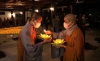 Tăng ni, Phật tử TP Hồ Chí Minh thắp nến cầu nguyện, đồng tâm chia sẻ khó khăn, mất mát Vì COVID-19 với nhân dân Ấn Độ. Ảnh: Xuân Khu – TTXVN