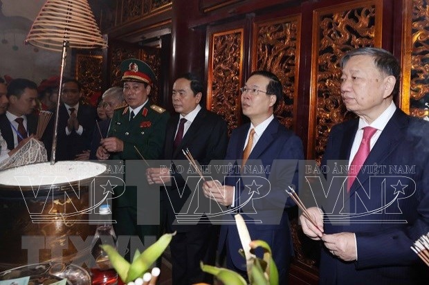 越南国家主席武文赏在2023年雄王节上向各位雄王敬香