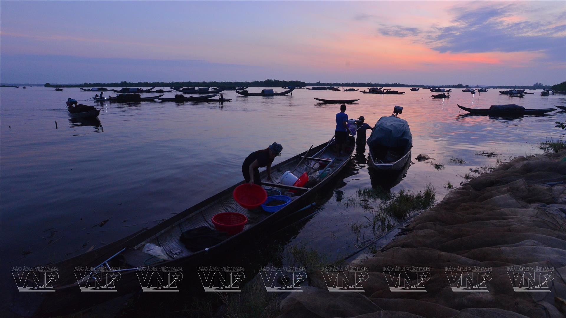 Bình minh trên làng chài Ngư Mỹ Thạnh