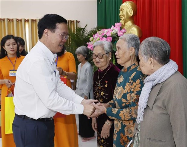 越南国家主席武文赏向永隆省各阶层人民致以新春祝福