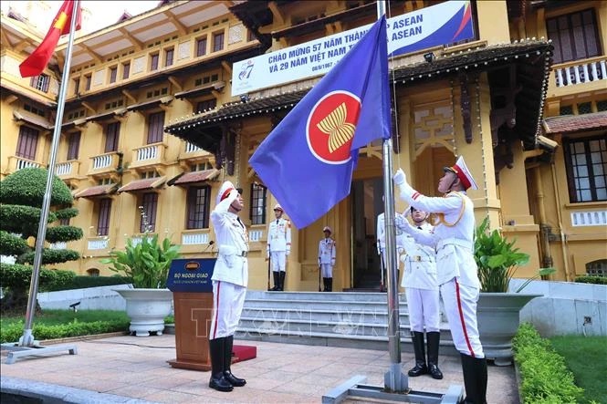 Cérémonie de levée du drapeau marquant le 57e anniversaire de l'ASEAN