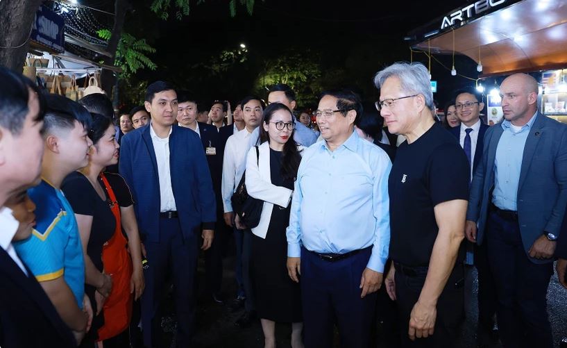 Vietnamese PM, NVIDIA President and CEO explore Hanoi’s culture at night