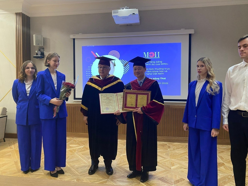 Le professeur Trân Hông Thai honoré par l'Université de l'Énergie de Moscou