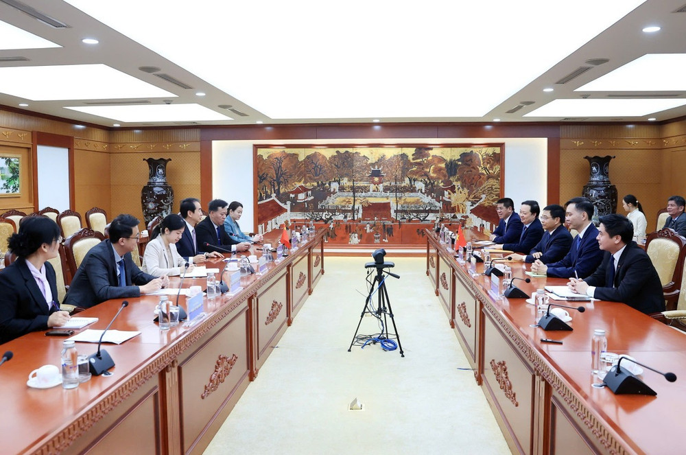 越南财政部长阮文胜会见中国驻越大使何炜