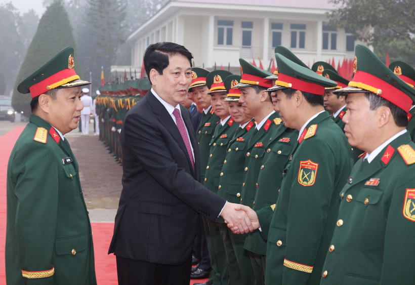 越南国家主席梁强春节前夕看望慰问第二军区及316师